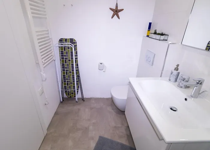 Downtown Chic And Cozy פיראן